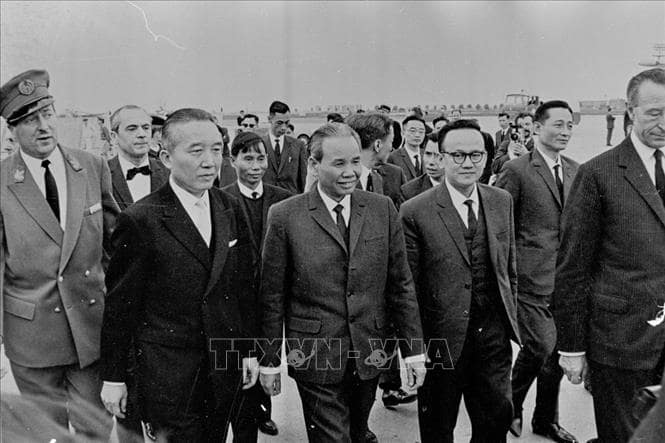 Ngày 9/5/1968, Bộ trưởng Xuân Thủy, Trưởng đoàn Đại biểu Chính phủ Việt Nam Dân chủ Cộng hòa đến Pari (Pháp), tiến hành cuộc đàm phán chính thức với Chính phủ Hoa Kỳ.