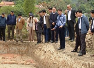 Các nhà nghiên cứu tham quan hố khai quật khảo cổ tại kinh đô Hoa Lư