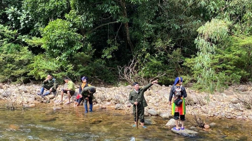 Cán bộ kiểm lâm phối hợp với người dân tuần tra, bảo vệ rừng tại Khu bảo tồn thiên nhiên Đồng Sơn - Kỳ Thượng.
