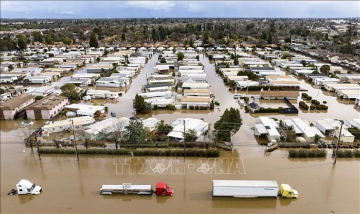 Canh ngap lut min - Cơn bão mới đổ bộ vào bang California (Mỹ) khiến lũ lụt thêm trầm trọng