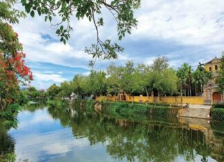 Chạm vào Huế cho lòng dịu vơi
