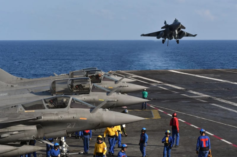 Chiến cơ Rafale hạ cánh trên tàu sân bay Charles de Gaulle trong cuộc tập trận hải quân chung Pháp - Ấn Độ ngoài khơi Goa, Ấn Độ.