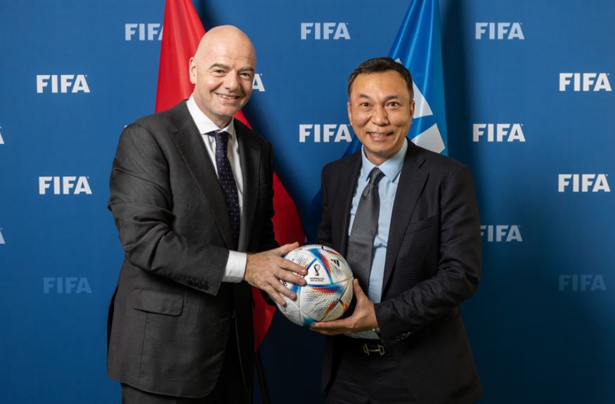 Chu tich FIFA Gianni Infantino trai va Chu tich VFF Tran Quoc Tuan min - Chủ tịch FIFA dự khán trận Thái Lan - Việt Nam