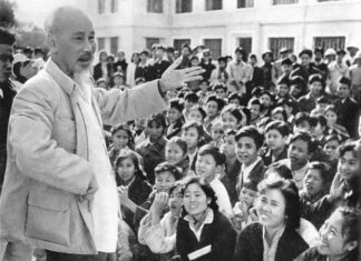 Chủ tịch Hồ Chí Minh nói chuyện với học sinh Trường Nghệ thuật sân khấu Trung ương ở khu vực Văn công Mai Dịch, Hà Nội (ngày 25-11-1961).