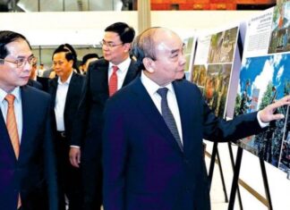 Chủ tịch Nước Nguyễn Xuân Phúc dự Chương trình Xuân quê hương 2023 Chủ tịch Nước Nguyễn Xuân Phúc xem trưng bày ảnh tại Chương trình Xuân quê hương năm 2023.