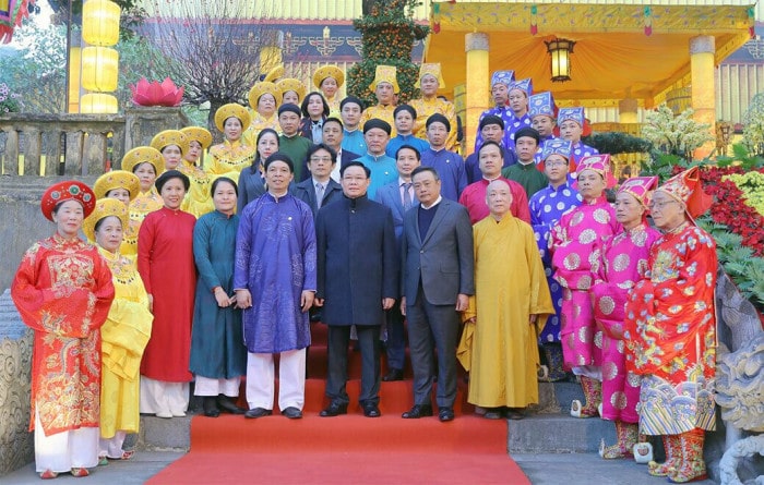 Chu tich Quoc hoi Vuong Dinh Hue chup anh luu niem min - Chủ tịch Quốc hội dự lễ khai xuân tại khu di tích Hoàng thành Thăng Long