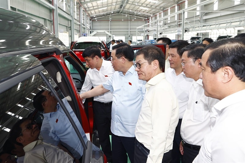 Chủ tịch Quốc hội Vương Đình Huệ tham quan các nhà máy tại KCN THACO Chu Lai.
