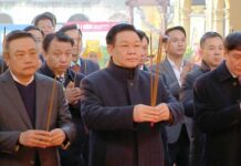 Chủ tịch Quốc hội Vương Đình Huệ và các đại biểu dâng hương tại Hoàng thành Thăng Long