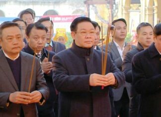 Chủ tịch Quốc hội Vương Đình Huệ và các đại biểu dâng hương tại Hoàng thành Thăng Long