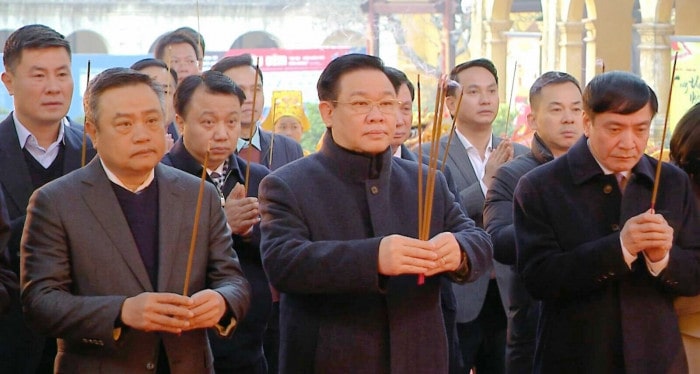 Chu tich Quoc hoi Vuong Dinh Hue va cac dai bieu dang huong min - Chủ tịch Quốc hội dự lễ khai xuân tại khu di tích Hoàng thành Thăng Long