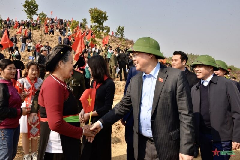 Chu tich Quoc hoi va nhan dan tinh Tuyen Quang min 800x533 - Chủ tịch Quốc hội Vương Đình Huệ: Xây dựng “nền kinh tế xanh”, phát triển đất nước hài hòa, bền vững