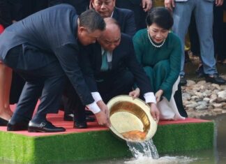 Chủ tịch nước Nguyễn Xuân Phúc thả cá chép tiễn ‘ông Công, ông Táo’ Chủ tịch nước Nguyễn Xuân Phúc thả cá chép tiễn 'ông Công, ông Táo'
