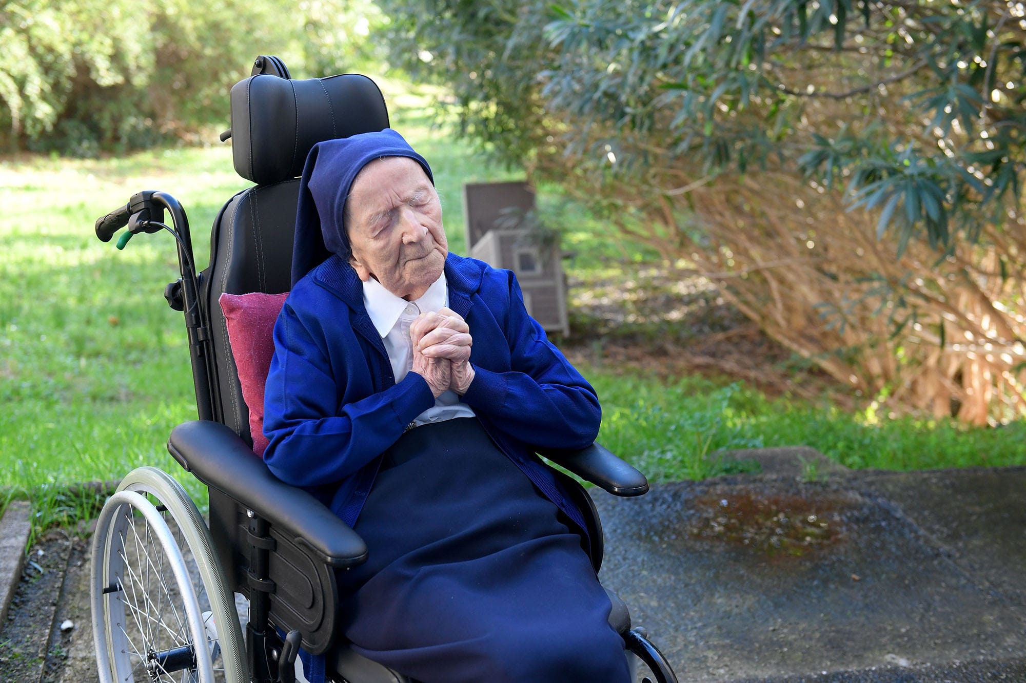 Co 3 thoi quen min - Bí quyết sống thọ 118 tuổi của cụ bà người Pháp: Không bao giờ ngồi ăn một mình