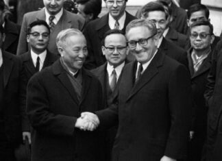 Cố vấn đặc biệt Lê Đức Thọ (bên trái) và Henry Kissinger - cố vấn đặc biệt của Tổng thống Mỹ tại Paris