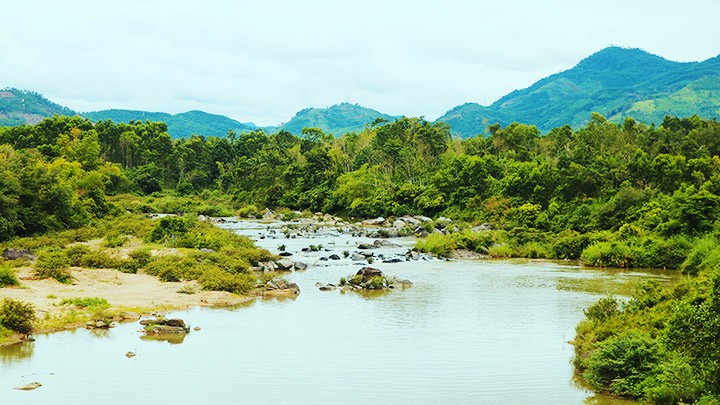 Da xep tang tren mot doan song Tien min - Ngược thượng nguồn - Sông Tiên chảy ngược lên rừng