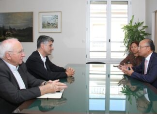 Đại sứ Đinh Toàn Thắng trao đổi với Thị trưởng François Guy Trébulle về việc phối hợp kỷ niệm 50 năm Ngày ký Hiệp định Paris và tăng cường quan hệ hợp tác-hữu nghị với Việt Nam
