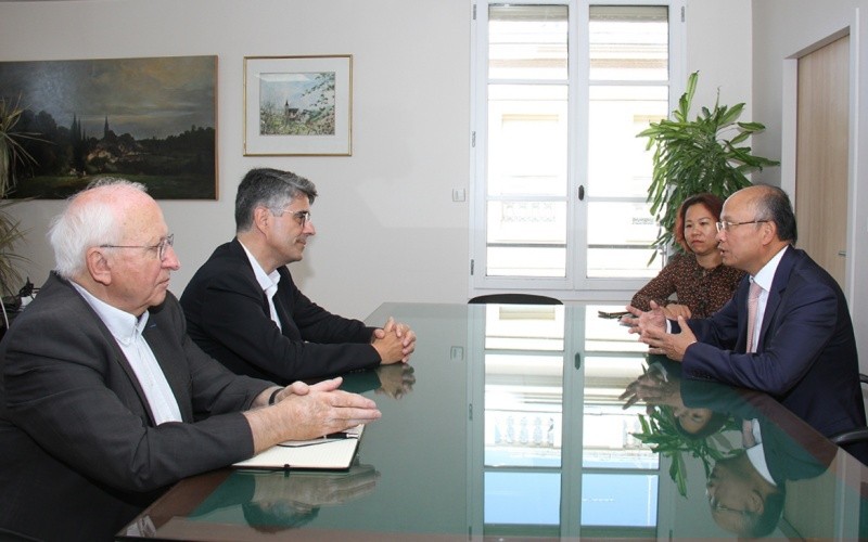 Đại sứ Đinh Toàn Thắng trao đổi với Thị trưởng François Guy Trébulle về việc phối hợp kỷ niệm 50 năm Ngày ký Hiệp định Paris và tăng cường quan hệ hợp tác-hữu nghị với Việt Nam
