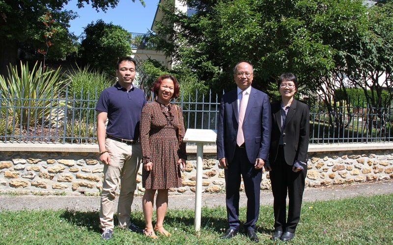 Đại sứ Đinh Toàn Thắng và đoàn công tác của Sứ quán thăm ngôi nhà ở số 17 trên phố Cambacérès, TP Verrières-le-Buisson. 