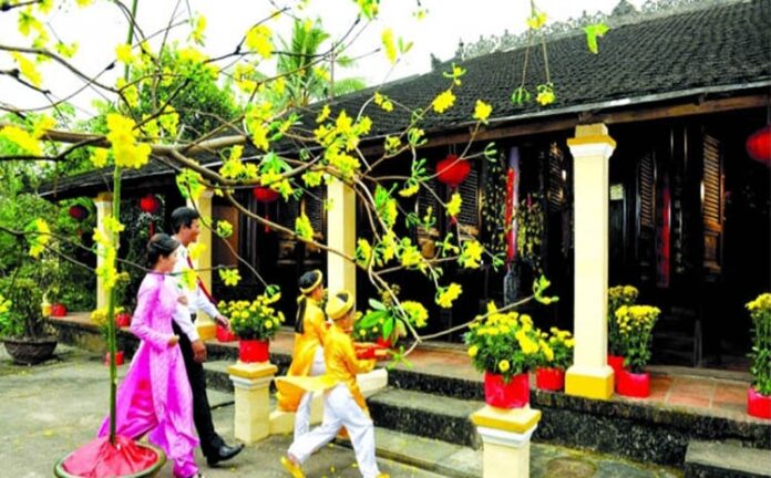 Phong tục ngày Tết của người Việt - Tác giả: Nguyễn Thị Hết Phong tục ngày Tết của người Việt - Tác giả: Nguyễn Thị Hết