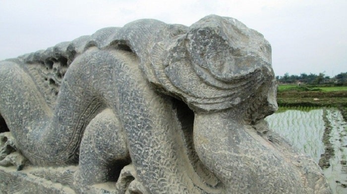 Đôi rồng được chạm khắc tinh xảo bằng đá xanh nguyên khối, thân thon nhỏ dần về phía đuôi