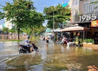 Tuyến đường ven hồ Xáng Thổi, quận Ninh Kiều (Cần Thơ) bị ngập do triều cường dâng cao sáng 13/9/2022.