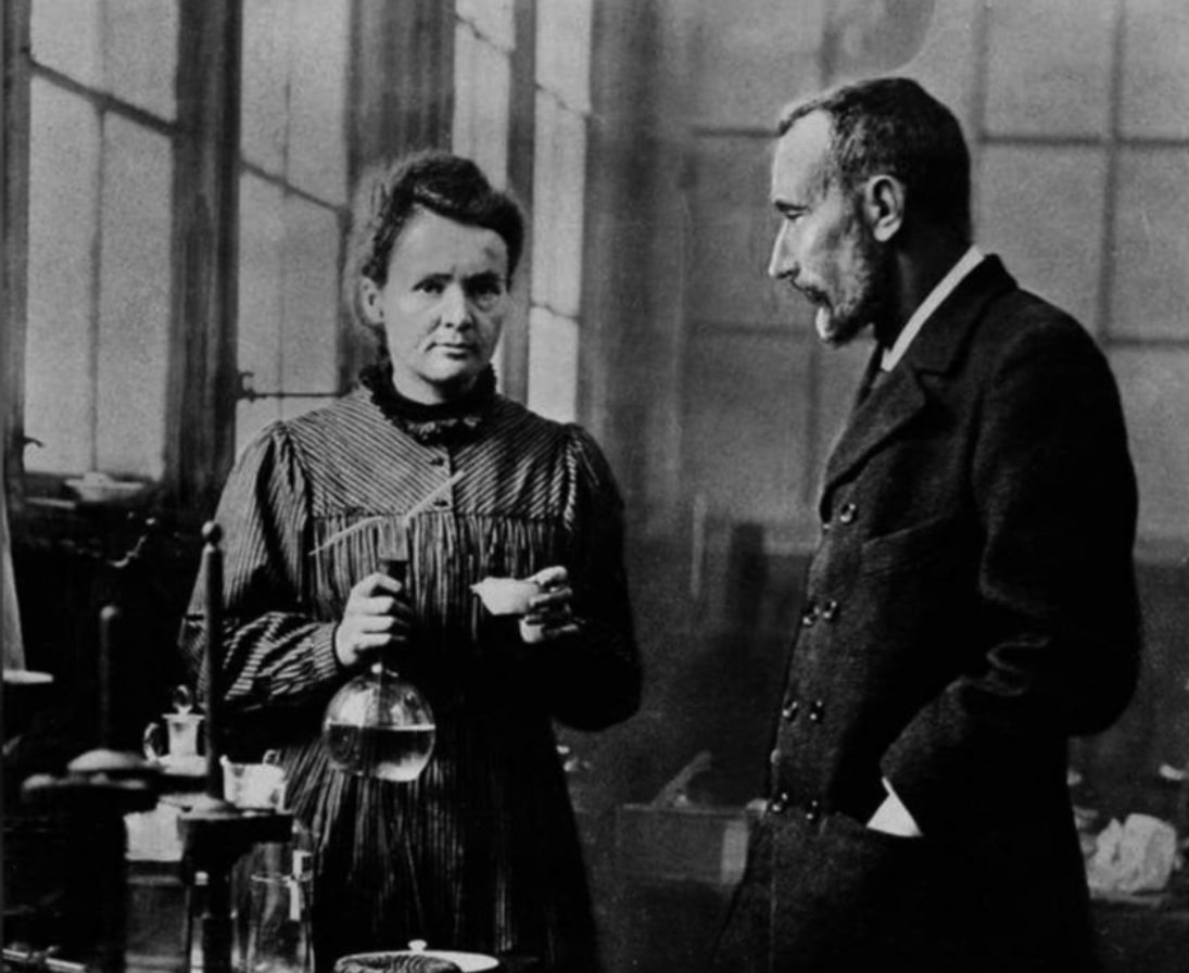 Hai vợ chồng nhà Curie cống hiến cả đời cho khoa học.