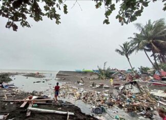 Hiện trường đổ nát sau những trận mưa lớn và lũ lụt tại Oroquieta, Misamis Occidental, Philippines, ngày 27/12/2022.