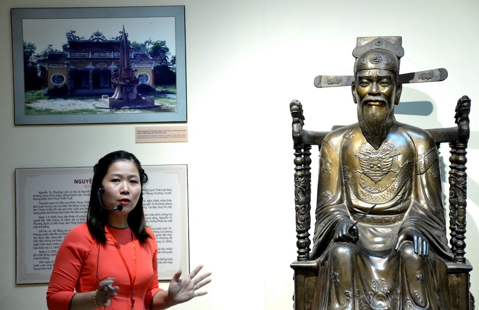 Huong dan vien gioi thieu ve danh tuong Nguyen Tri Phuong min - Số hóa Bảo tàng – Mở ra thế giới phẳng cho di sản ( Kỳ 1)