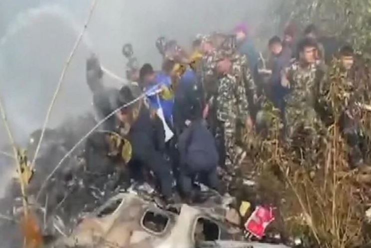 Luc luong cuu ho Nepal co mat o hien truong vu tai nan min - Rơi máy bay chở 72 người ở Nepal