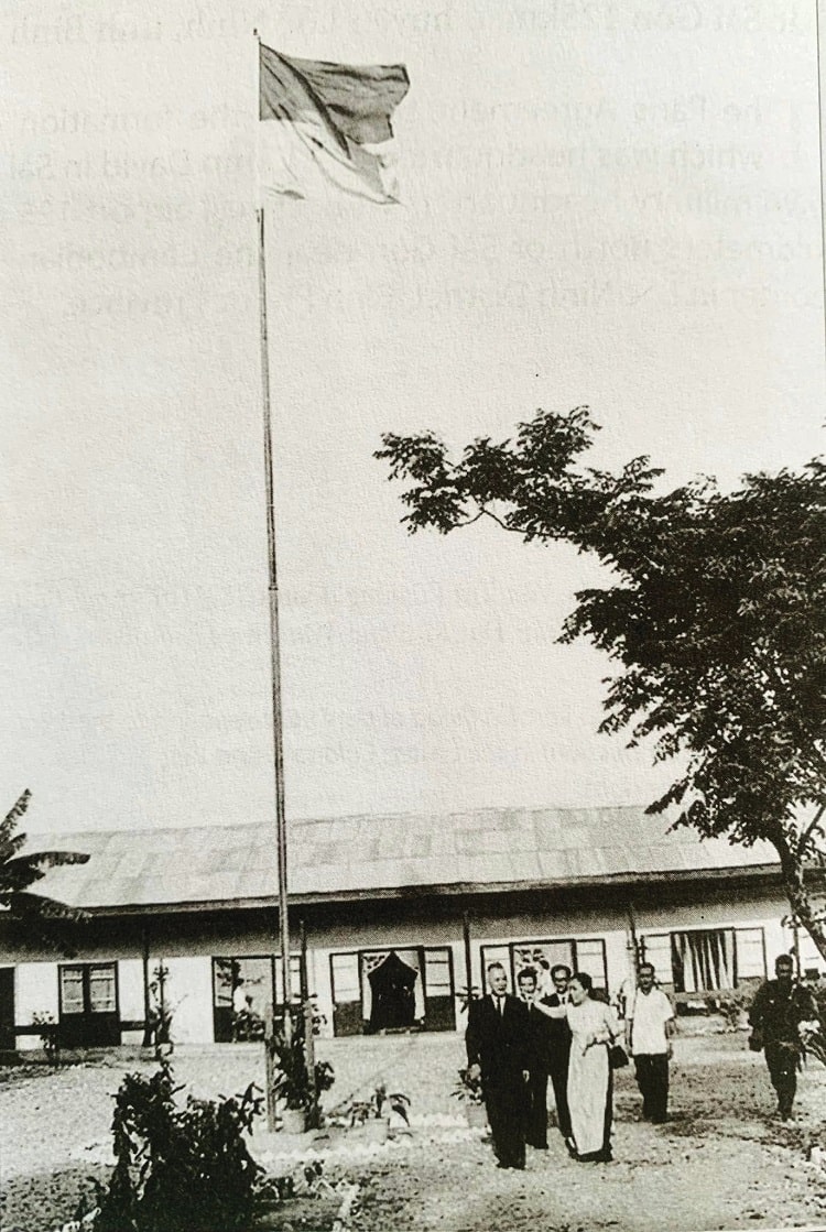 Chủ tịch Chính phủ Cách mạng lâm thời Cộng hòa miền Nam Việt Nam Nguyễn Hữu Thọ và Bộ trưởng Ngoại giao Nguyễn Thị Bình tại thủ đô của chính phủ đặt ở Cam Lộ - Quảng Trị, tháng 2-1973