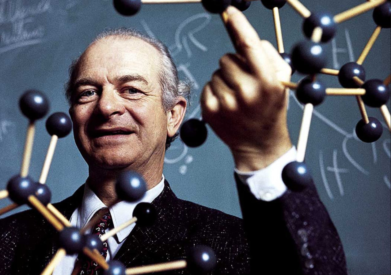 Nhà khoa học Linus Pauling đoạt giải Nobel Hóa học và Hòa bình.
