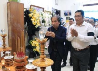 Nhà thơ Nguyễn Quang Thiều dự lễ tang, bái biệt nhà thơ Giang Nam tại Nha Trang, Khánh Hòa.