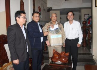 Lãnh đạo và cán bộ UBND huyện Hoàng Sa trao quà chúc Tết cho "nhân chứng Hoàng Sa" Nguyễn Văn Cúc