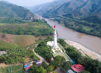 Ở nơi con sông Hồng chảy vào đất Việt - Tác giả: Đào Xuân Dũng