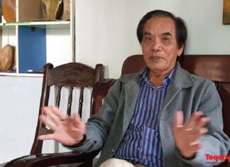 Ông Đặng Dùng kể lại những câu chuyện về làng mình.