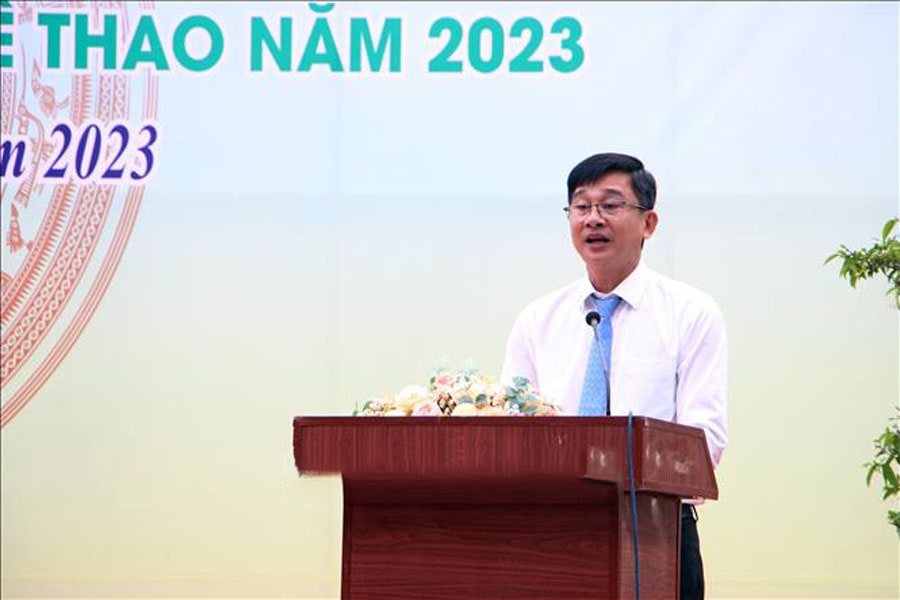 Ông Lê Phước Lợi, Phó Chủ tịch Ủy ban nhân dân quận Bình Thủy, phát biểu khai mạc Lễ hội Kỳ Yên Hạ điền đình Bình Thủy.