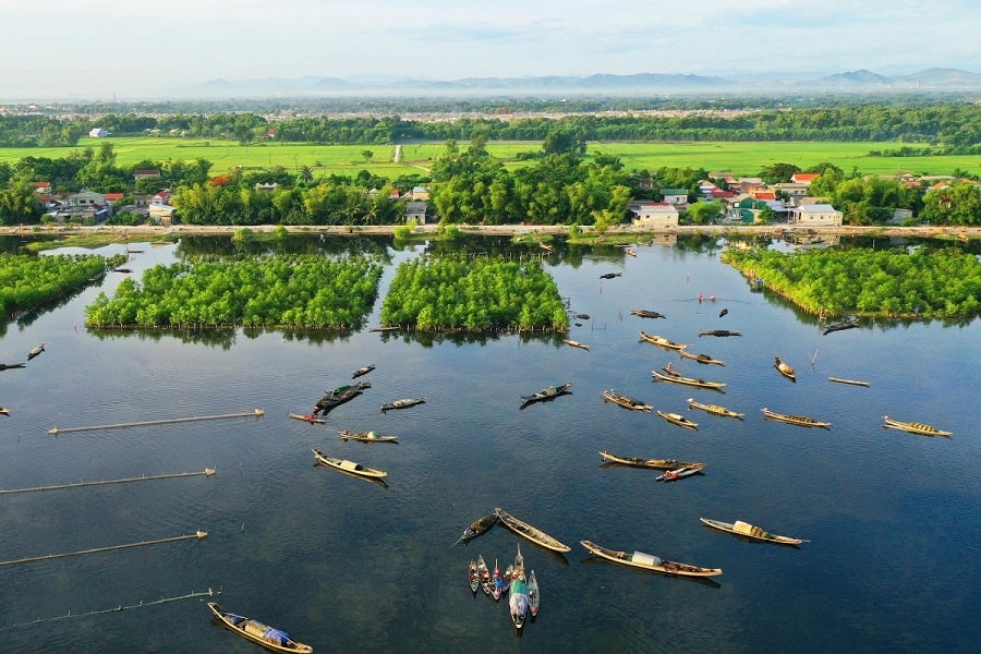 Phá Tam Giang - Cầu Hai là đầm phá nước lợ lớn nhất Đông Nam Á.