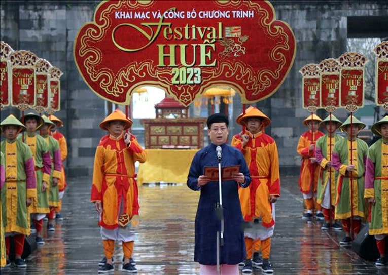 Phó Chủ tịch Thường trực UBND tỉnh Thừa Thiên - Huế Nguyễn Thanh Bình phát biểu khai mạc và công bố chương trình Festival Huế 2023 với chủ đề “Di sản Văn hóa với hội nhập và phát triển”.