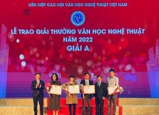 Phó Trưởng Ban Tuyên giáo Trung ương Trần Thanh Lâm và Chủ tịch Liên hiệp các Hội Văn học nghệ thuật Việt Nam trao Giải A cho các tác giả