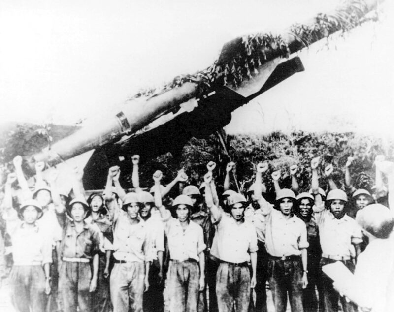Quân đội Việt Nam tuyên bố đã bắn rơi 755 máy bay của không lực Mỹ, trong đó có 34 chiếc B52, trong khi Mỹ thừa nhận mất 159 máy bay, bao gồm 16 chiếc B52.