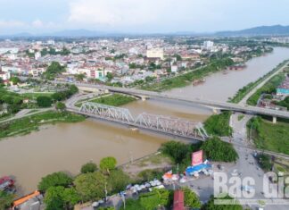 Xuân theo sông Thương – Tác giả: Nhà sử học Lê Văn Lan Xuân theo sông Thương - Tác giả: Nhà sử học Lê Văn Lan