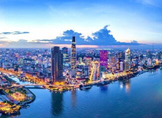 Phát triển kinh tế nhanh, bền vững trên cơ sở đổi mới mô hình tăng trưởng, cơ cấu lại kinh tế Tập trung xây dựng TP. Hồ Chí Minh trở thành trung tâm dịch vụ lớn của cả nước và khu vực với các ngành dịch vụ cao cấp, hiện đại.