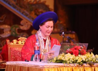 Hậu duệ vua Hàm Nghi hé lộ nhiều chi tiết về hoàng đế nghệ sĩ bị lưu đày Hậu duệ vua Hàm Nghi hé lộ nhiều chi tiết về hoàng đế nghệ sĩ bị lưu đày