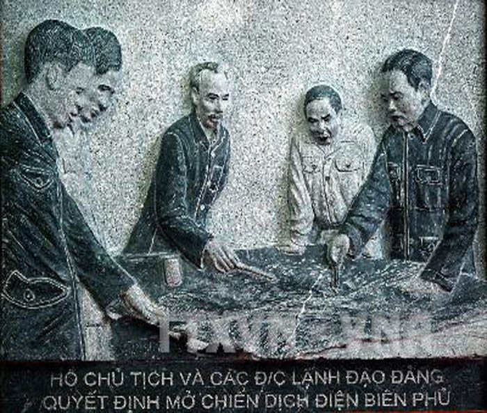 Tác phẩm khắc đá "Chủ tịch Hồ Chí Minh và các đồng chí lãnh đạo Đảng quyết định mở chiến dịch Điện Biên Phủ".