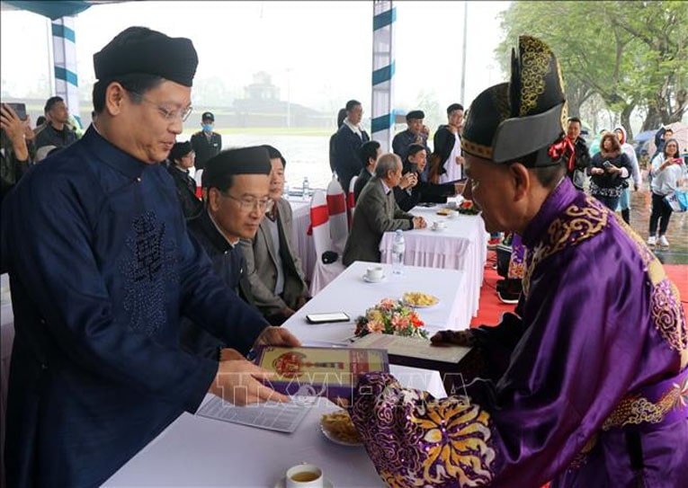 Tặng lịch năm mới 2023 cho các đại biểu tham dự Lễ Ban Sóc triều Nguyễn.