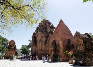 Tháp Bà Ponagar được xây dựng trong thời kỳ đạo Hindu (Ấn Độ giáo) đang cường thịnh khi Chăm pa trong giai đoạn có tên gọi là Hoàn Vương Quốc.