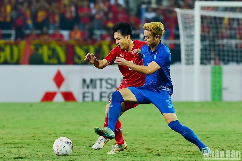 Theerathon Bunmathan gây ra nhiều khó khăn cho hàng tiền vệ của ĐT Việt Nam. 