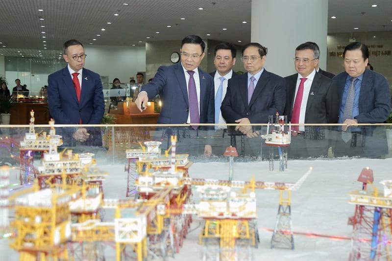 Thủ tướng Chính phủ Phạm Minh Chính nghe giới thiệu về hoạt động dầu khí tại mỏ Bạch Hổ, mỏ dầu khai thác đầu tiên tại Việt Nam.