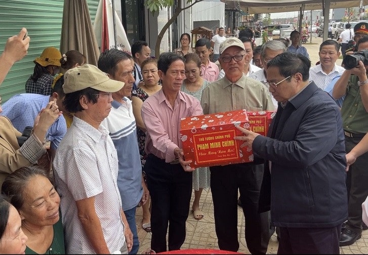 Thu tuong Pham Minh Chinh tang qua cho nguoi dan min - Thủ tướng: Cảng Hàng không quốc tế Long Thành phải có hiệu quả đo đếm được