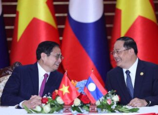 Thủ tướng Phạm Minh Chính và Thủ tướng Lào Sonexay Siphandone trao đổi tại lễ ký các văn kiện hợp tác giữa hai nước Việt Nam-Lào.